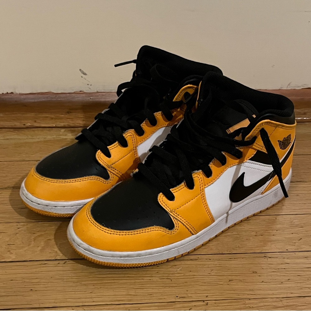 Jordan 1 Mid Taxi Men’s size 7, Women’s size 8.5